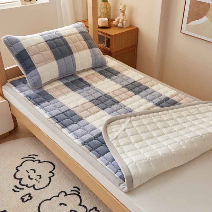 91家纺网 家纺一手货源 找家纺 奇丝雅 2025新款A类牛奶绒床褥床垫家用学生宿舍上下铺寝室软垫床护垫夹棉褥子-学生床套件 大蓝格