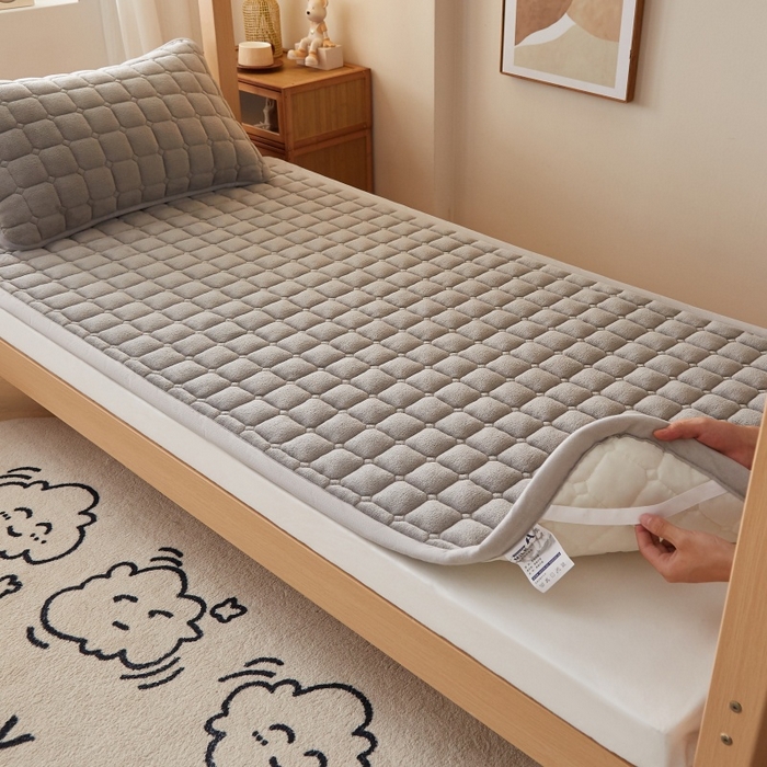 91家纺网 家纺一手货源 找家纺 奇丝雅 2025新款A类牛奶绒床褥床垫家用学生宿舍上下铺寝室软垫床护垫夹棉褥子-学生床套件 高级灰