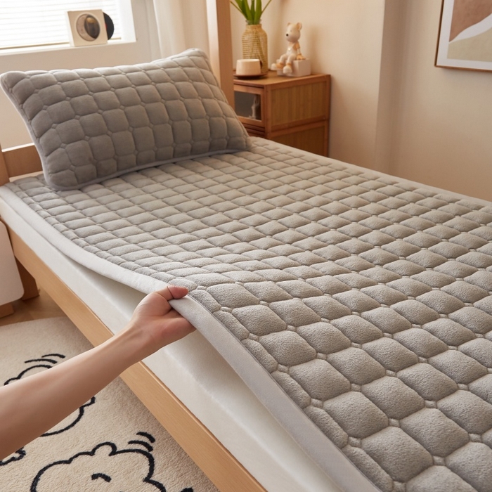 91家纺网 家纺一手货源 找家纺 奇丝雅 2025新款A类牛奶绒床褥床垫家用学生宿舍上下铺寝室软垫床护垫夹棉褥子-学生床套件 高级灰