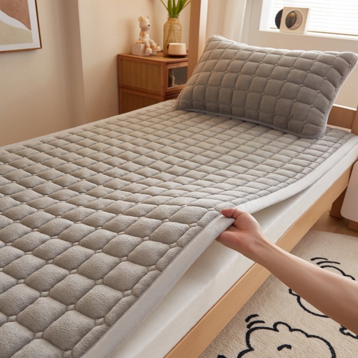 91家纺网 家纺一手货源 找家纺 奇丝雅 2025新款A类牛奶绒床褥床垫家用学生宿舍上下铺寝室软垫床护垫夹棉褥子-学生床套件 高级灰