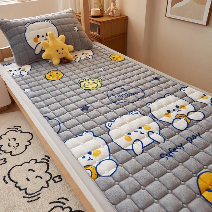 91家纺网 家纺一手货源 找家纺 奇丝雅 2025新款A类牛奶绒床褥床垫家用学生宿舍上下铺寝室软垫床护垫夹棉褥子-学生床套件 欢乐熊