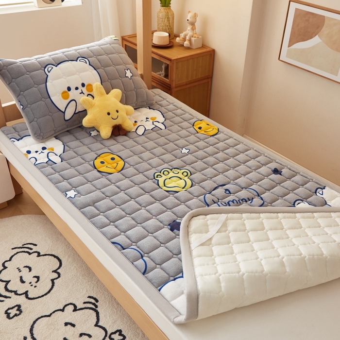 91家纺网 家纺一手货源 找家纺 奇丝雅 2025新款A类牛奶绒床褥床垫家用学生宿舍上下铺寝室软垫床护垫夹棉褥子-学生床套件 欢乐熊