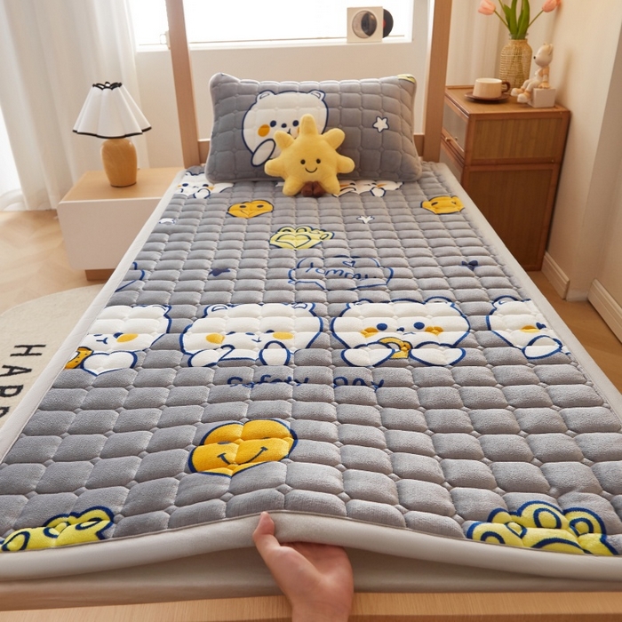 91家纺网 家纺一手货源 找家纺 奇丝雅 2025新款A类牛奶绒床褥床垫家用学生宿舍上下铺寝室软垫床护垫夹棉褥子-学生床套件 欢乐熊