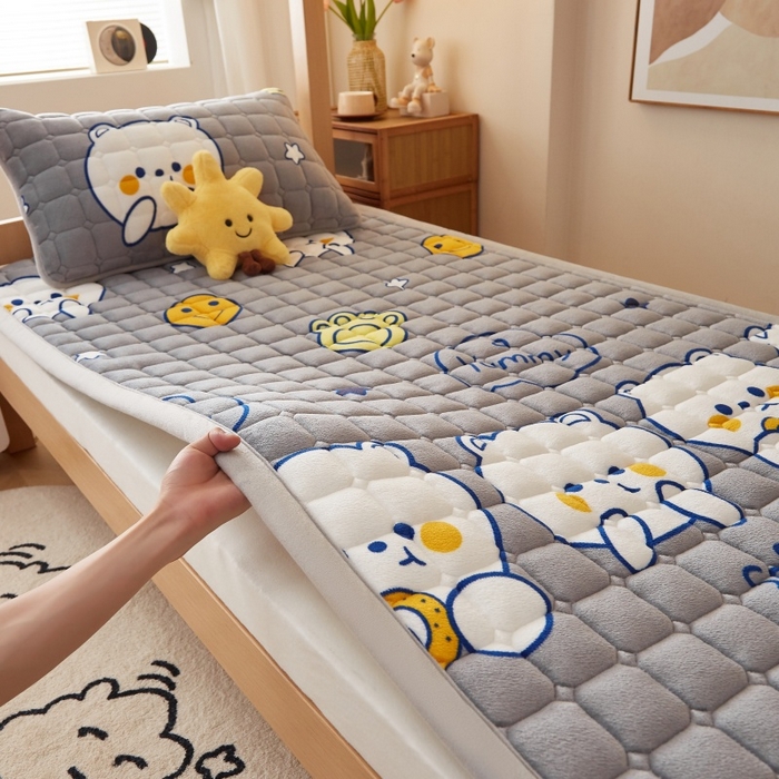 91家纺网 家纺一手货源 找家纺 奇丝雅 2025新款A类牛奶绒床褥床垫家用学生宿舍上下铺寝室软垫床护垫夹棉褥子-学生床套件 欢乐熊