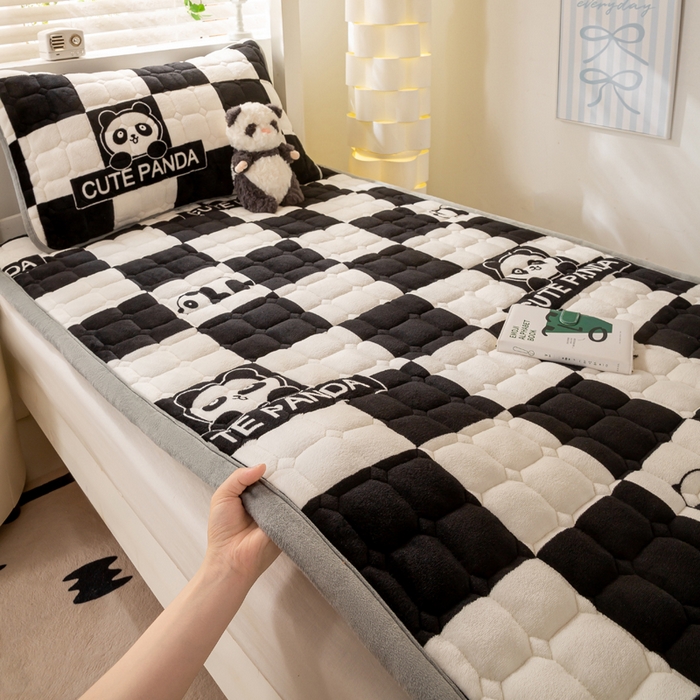 91家纺网 家纺一手货源 找家纺 宅部落 2025新款学生宿舍牛奶绒床垫保暖床褥子夹棉加厚印花床护垫 熊猫格