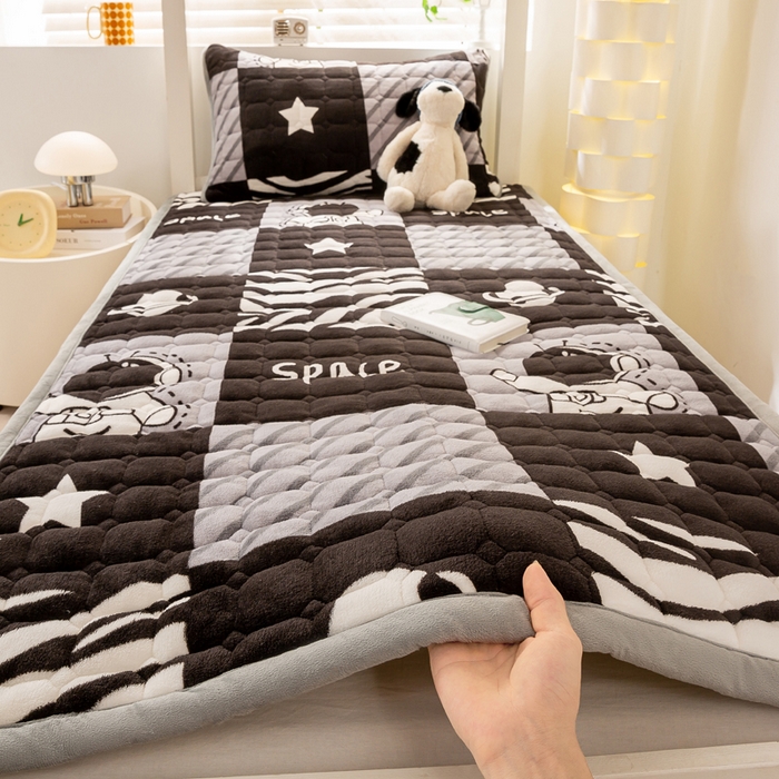 91家纺网 家纺一手货源 找家纺 宅部落 2025新款学生宿舍牛奶绒床垫保暖床褥子夹棉加厚印花床护垫 梦空间