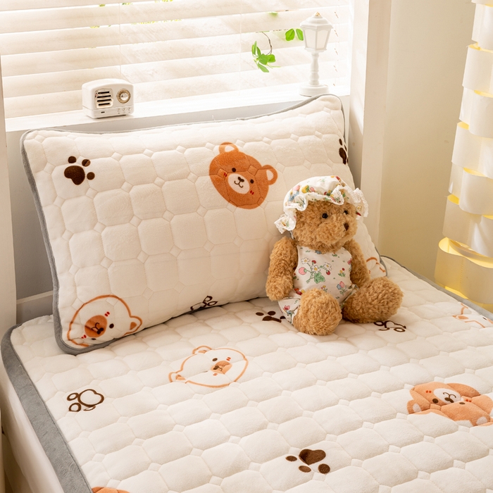 91家纺网 家纺一手货源 找家纺 宅部落 2025新款学生宿舍牛奶绒床垫保暖床褥子夹棉加厚印花床护垫 熊的脚印