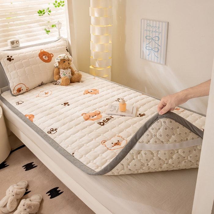 91家纺网 家纺一手货源 找家纺 宅部落 2025新款学生宿舍牛奶绒床垫保暖床褥子夹棉加厚印花床护垫 熊的脚印