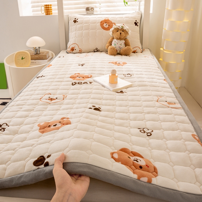 91家纺网 家纺一手货源 找家纺 宅部落 2025新款学生宿舍牛奶绒床垫保暖床褥子夹棉加厚印花床护垫 熊的脚印