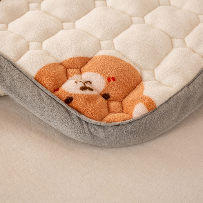 91家纺网 家纺一手货源 找家纺 宅部落 2025新款学生宿舍牛奶绒床垫保暖床褥子夹棉加厚印花床护垫 熊的脚印