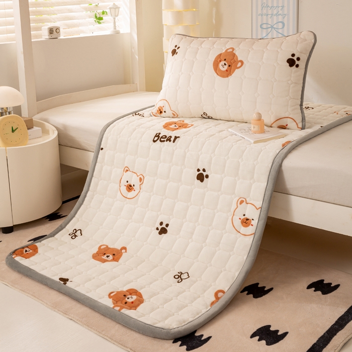 91家纺网 家纺一手货源 找家纺 宅部落 2025新款学生宿舍牛奶绒床垫保暖床褥子夹棉加厚印花床护垫 熊的脚印