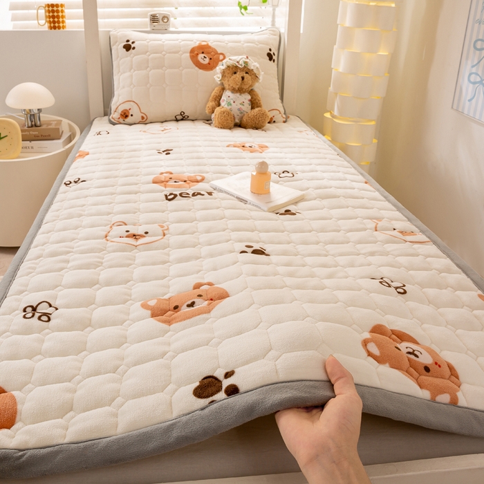 91家纺网 家纺一手货源 找家纺 宅部落 2025新款学生宿舍牛奶绒床垫保暖床褥子夹棉加厚印花床护垫 熊的脚印