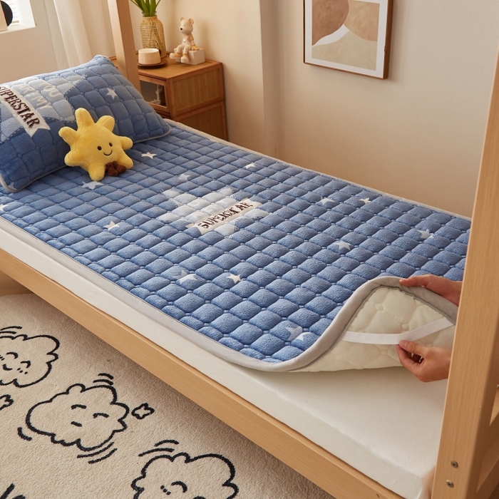 91家纺网 家纺一手货源 找家纺 奇丝雅 2025新款A类牛奶绒床褥床垫家用学生宿舍上下铺寝室软垫床护垫夹棉褥子-学生床套件 幸运星