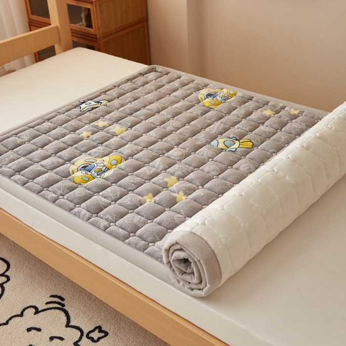 91家纺网 家纺一手货源 找家纺 奇丝雅 2025新款A类牛奶绒床褥床垫家用学生宿舍上下铺寝室软垫床护垫夹棉褥子-学生床套件 宇航员