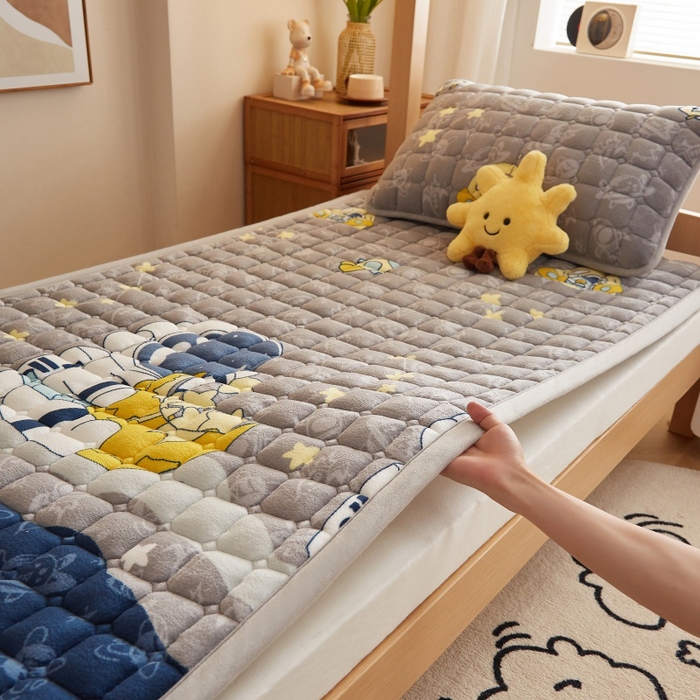 91家纺网 家纺一手货源 找家纺 奇丝雅 2025新款A类牛奶绒床褥床垫家用学生宿舍上下铺寝室软垫床护垫夹棉褥子-学生床套件 宇航员