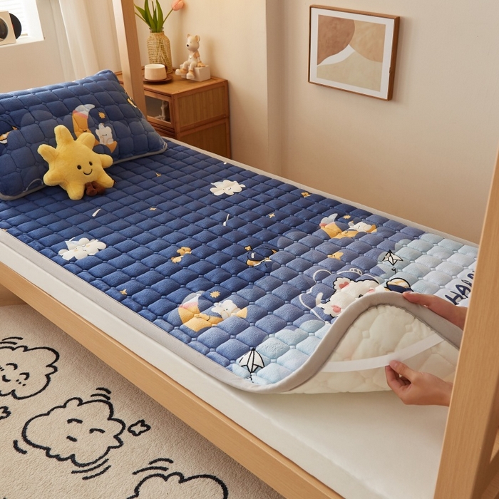 91家纺网 家纺一手货源 找家纺 奇丝雅 2025新款A类牛奶绒床褥床垫家用学生宿舍上下铺寝室软垫床护垫夹棉褥子-学生床套件 月亮熊