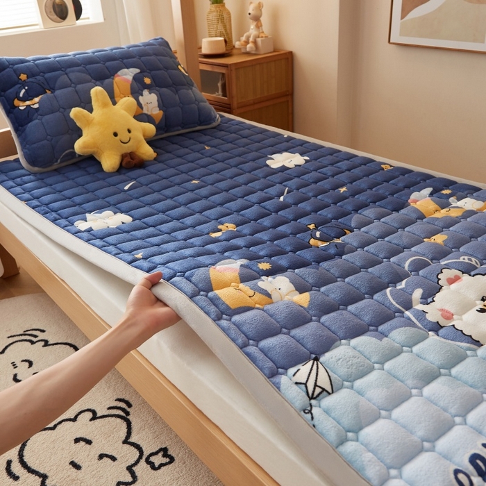 91家纺网 家纺一手货源 找家纺 奇丝雅 2025新款A类牛奶绒床褥床垫家用学生宿舍上下铺寝室软垫床护垫夹棉褥子-学生床套件 月亮熊