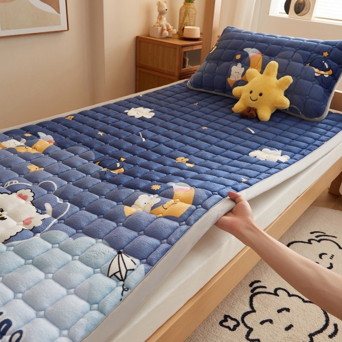 91家纺网 家纺一手货源 找家纺 奇丝雅 2025新款A类牛奶绒床褥床垫家用学生宿舍上下铺寝室软垫床护垫夹棉褥子-学生床套件 月亮熊