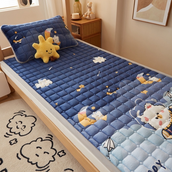 91家纺网 家纺一手货源 找家纺 奇丝雅 2025新款A类牛奶绒床褥床垫家用学生宿舍上下铺寝室软垫床护垫夹棉褥子-学生床套件 月亮熊