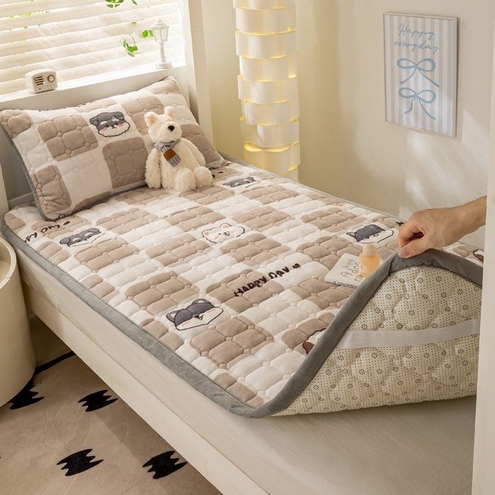 91家纺网 家纺一手货源 找家纺 宅部落 2025新款学生宿舍牛奶绒床垫保暖床褥子夹棉加厚印花床护垫 享受生活