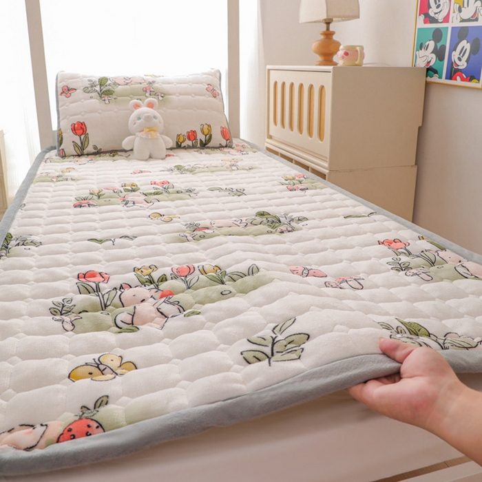 91家纺网 家纺一手货源 找家纺 宅部落 2025新款学生宿舍牛奶绒床垫保暖床褥子夹棉加厚印花床护垫 花丛小兔
