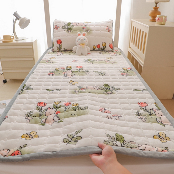 91家纺网 家纺一手货源 找家纺 宅部落 2025新款学生宿舍牛奶绒床垫保暖床褥子夹棉加厚印花床护垫 花丛小兔