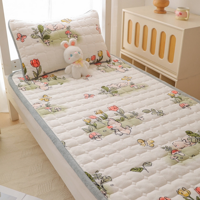 91家纺网 家纺一手货源 找家纺 宅部落 2025新款学生宿舍牛奶绒床垫保暖床褥子夹棉加厚印花床护垫 花丛小兔