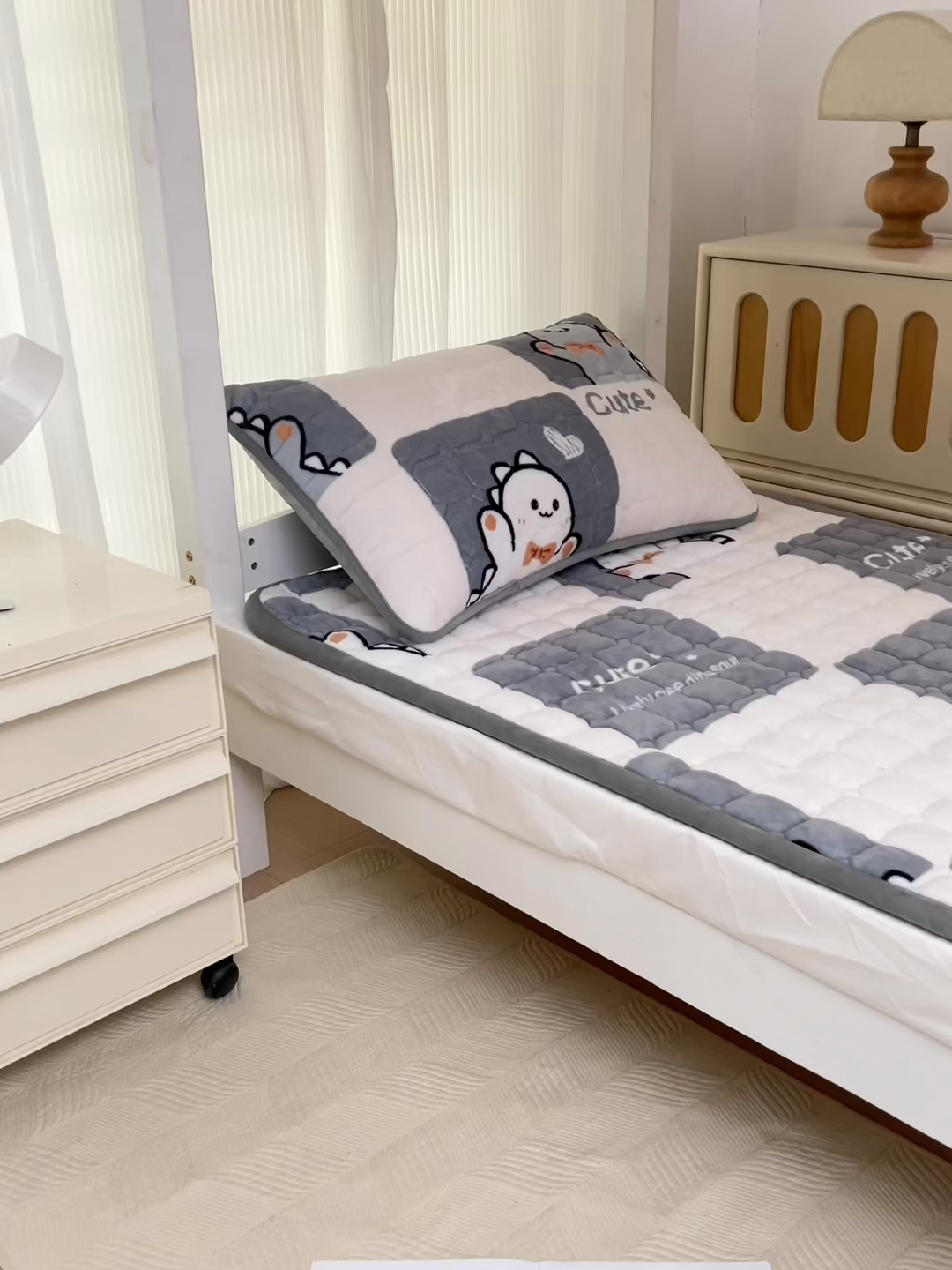 91家纺网 家纺一手货源 找家纺 宅部落 2025新款学生宿舍牛奶绒床垫保暖床褥子夹棉加厚印花床护垫 小恐龙