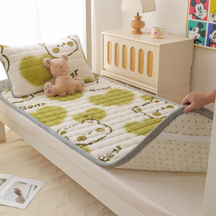 91家纺网 家纺一手货源 找家纺 宅部落 2025新款学生宿舍牛奶绒床垫保暖床褥子夹棉加厚印花床护垫 绿心熊