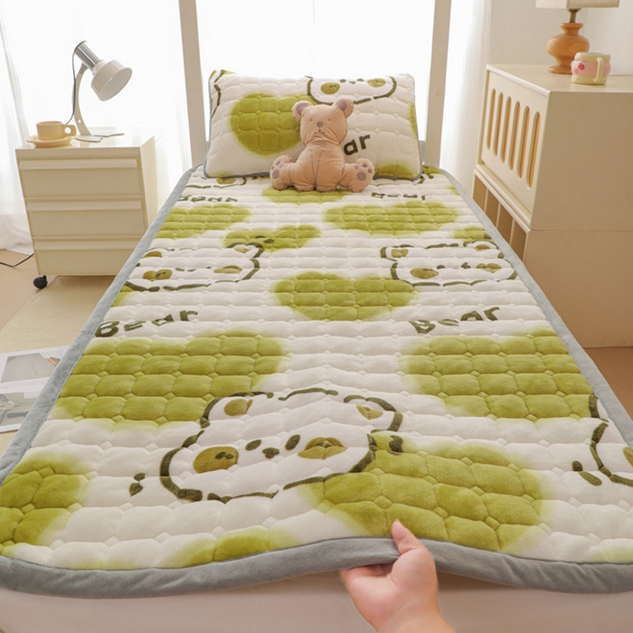 91家纺网 家纺一手货源 找家纺 宅部落 2025新款学生宿舍牛奶绒床垫保暖床褥子夹棉加厚印花床护垫 绿心熊