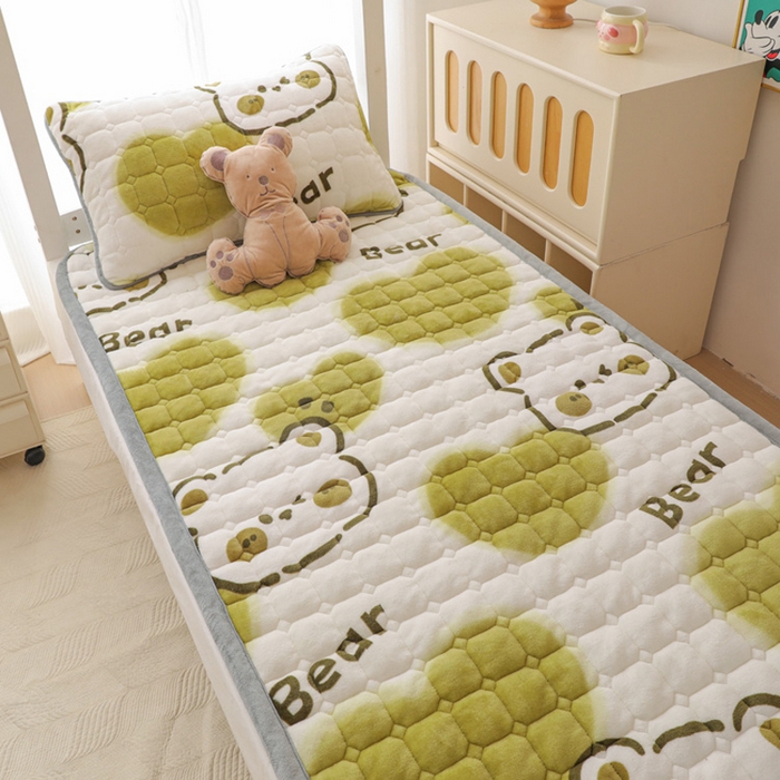 91家纺网 家纺一手货源 找家纺 宅部落 2025新款学生宿舍牛奶绒床垫保暖床褥子夹棉加厚印花床护垫 绿心熊