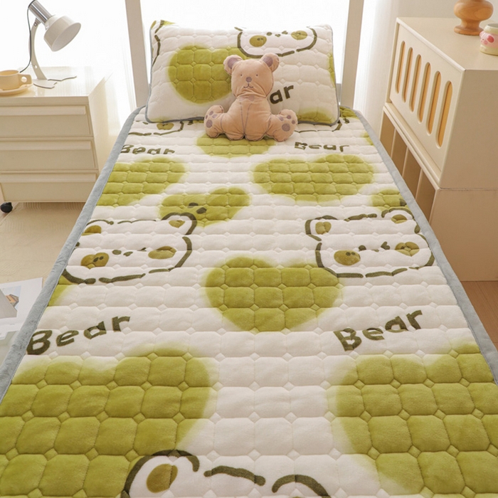 91家纺网 家纺一手货源 找家纺 宅部落 2025新款学生宿舍牛奶绒床垫保暖床褥子夹棉加厚印花床护垫 绿心熊