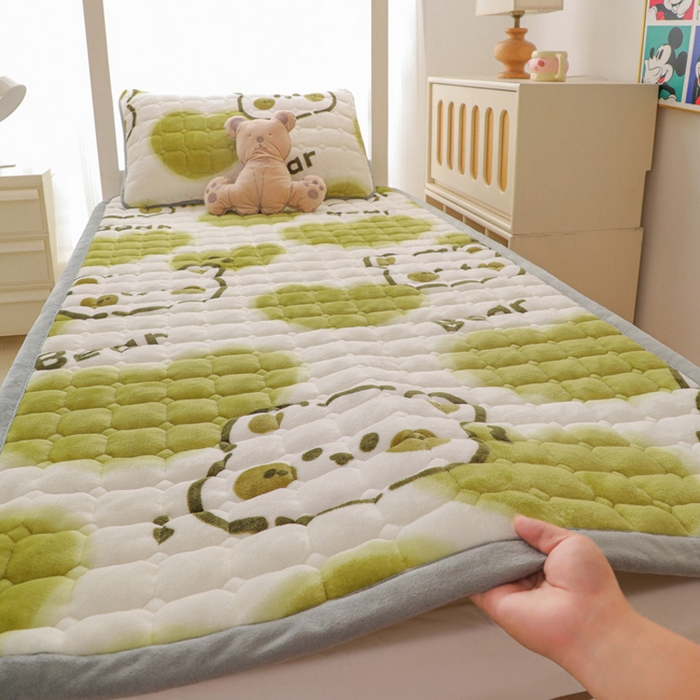 91家纺网 家纺一手货源 找家纺 宅部落 2025新款学生宿舍牛奶绒床垫保暖床褥子夹棉加厚印花床护垫 绿心熊