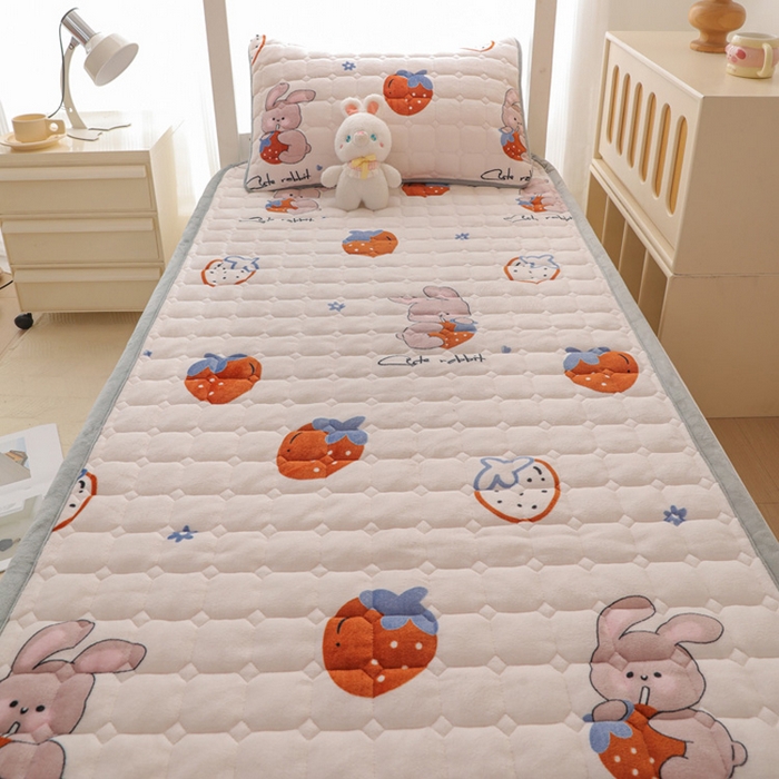 91家纺网 家纺一手货源 找家纺 宅部落 2025新款学生宿舍牛奶绒床垫保暖床褥子夹棉加厚印花床护垫 草莓兔