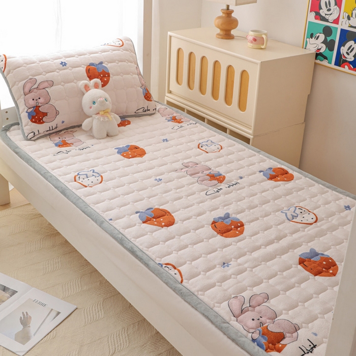 91家纺网 家纺一手货源 找家纺 宅部落 2025新款学生宿舍牛奶绒床垫保暖床褥子夹棉加厚印花床护垫 草莓兔