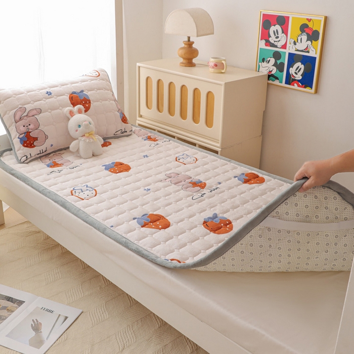 91家纺网 家纺一手货源 找家纺 宅部落 2025新款学生宿舍牛奶绒床垫保暖床褥子夹棉加厚印花床护垫 草莓兔