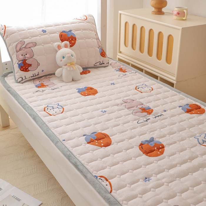 91家纺网 家纺一手货源 找家纺 宅部落 2025新款学生宿舍牛奶绒床垫保暖床褥子夹棉加厚印花床护垫 草莓兔