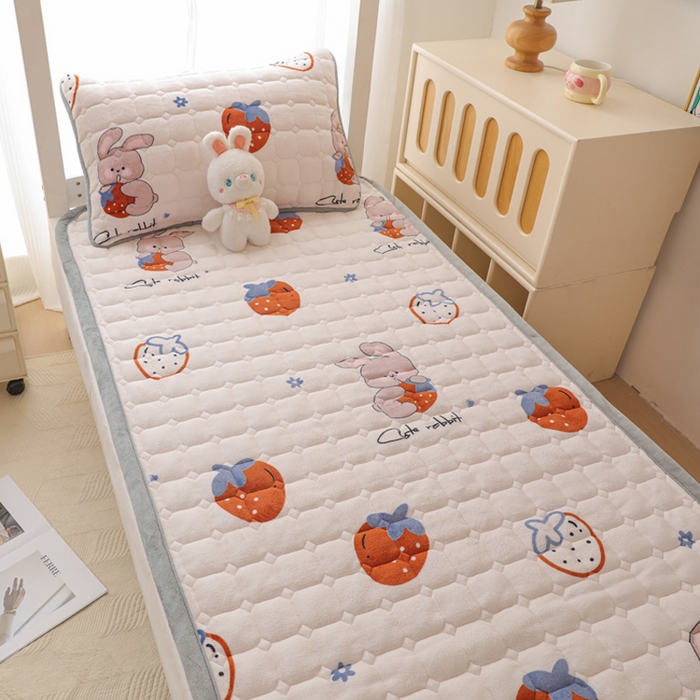 91家纺网 家纺一手货源 找家纺 宅部落 2025新款学生宿舍牛奶绒床垫保暖床褥子夹棉加厚印花床护垫 草莓兔