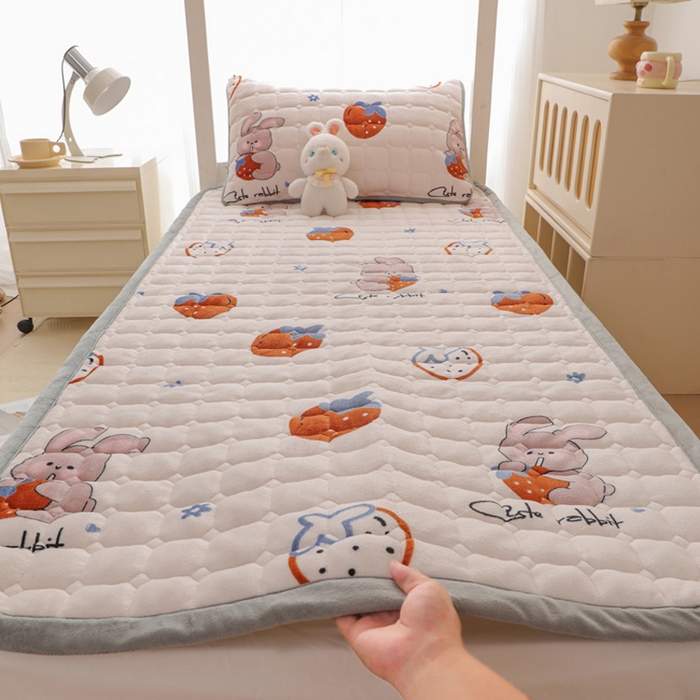 91家纺网 家纺一手货源 找家纺 宅部落 2025新款学生宿舍牛奶绒床垫保暖床褥子夹棉加厚印花床护垫 草莓兔