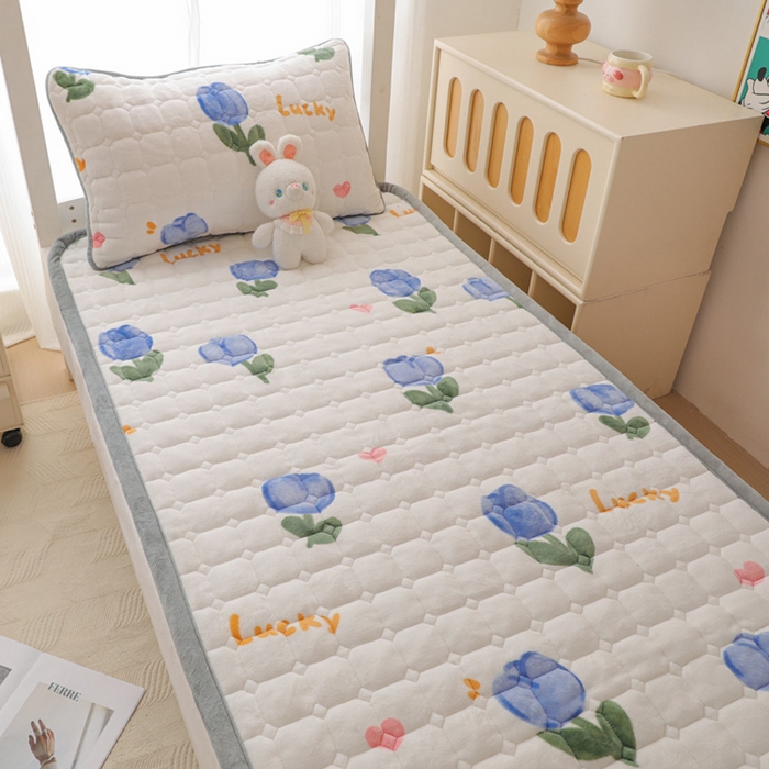 91家纺网 家纺一手货源 找家纺 宅部落 2025新款学生宿舍牛奶绒床垫保暖床褥子夹棉加厚印花床护垫 兰兰花