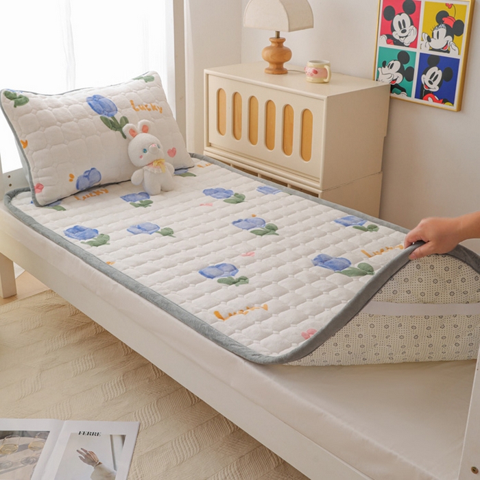 91家纺网 家纺一手货源 找家纺 宅部落 2025新款学生宿舍牛奶绒床垫保暖床褥子夹棉加厚印花床护垫 兰兰花