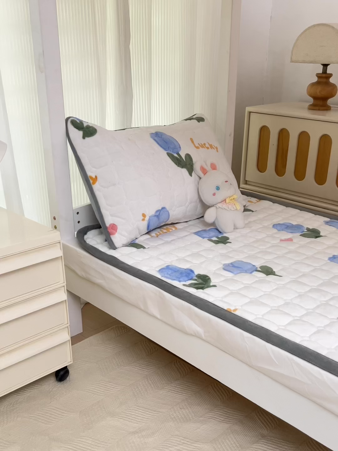 91家纺网 家纺一手货源 找家纺 宅部落 2025新款学生宿舍牛奶绒床垫保暖床褥子夹棉加厚印花床护垫 兰兰花