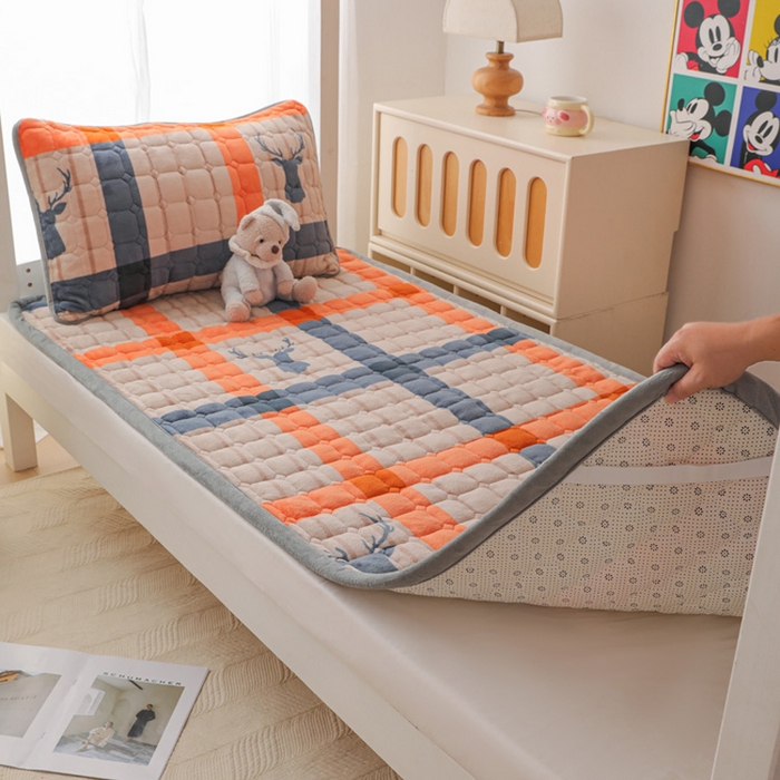 91家纺网 家纺一手货源 找家纺 宅部落 2025新款学生宿舍牛奶绒床垫保暖床褥子夹棉加厚印花床护垫 英伦时尚