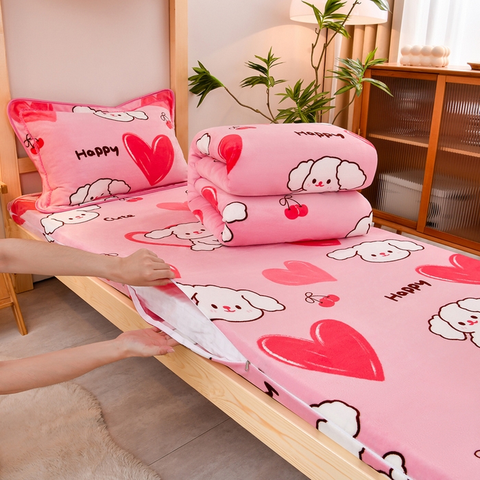 91家纺网 家纺一手货源 找家纺 居尚2025直播爆款高克重印花牛奶绒法莱绒学生三件套  萌宠乐园