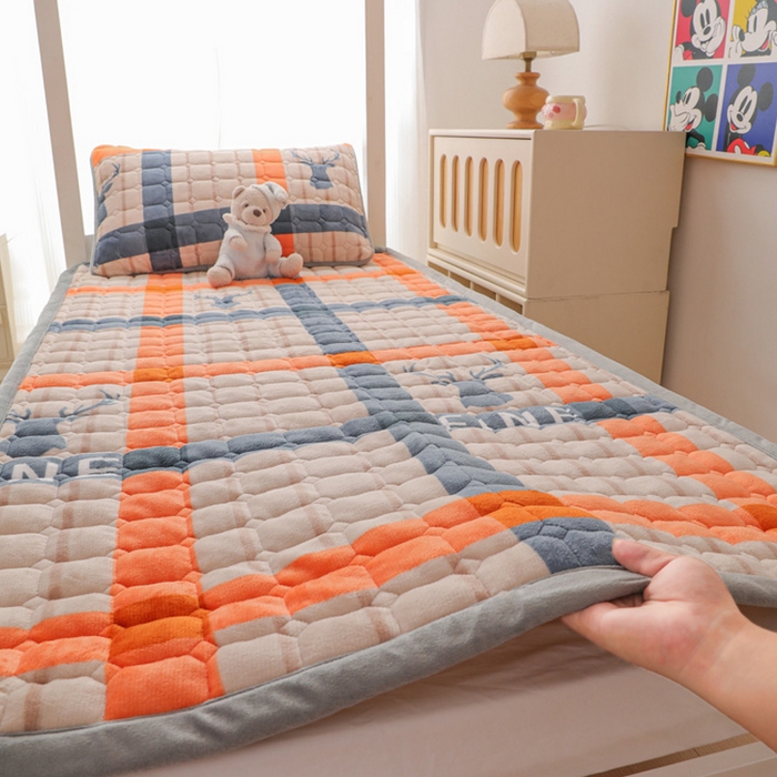 91家纺网 家纺一手货源 找家纺 宅部落 2025新款学生宿舍牛奶绒床垫保暖床褥子夹棉加厚印花床护垫 英伦时尚