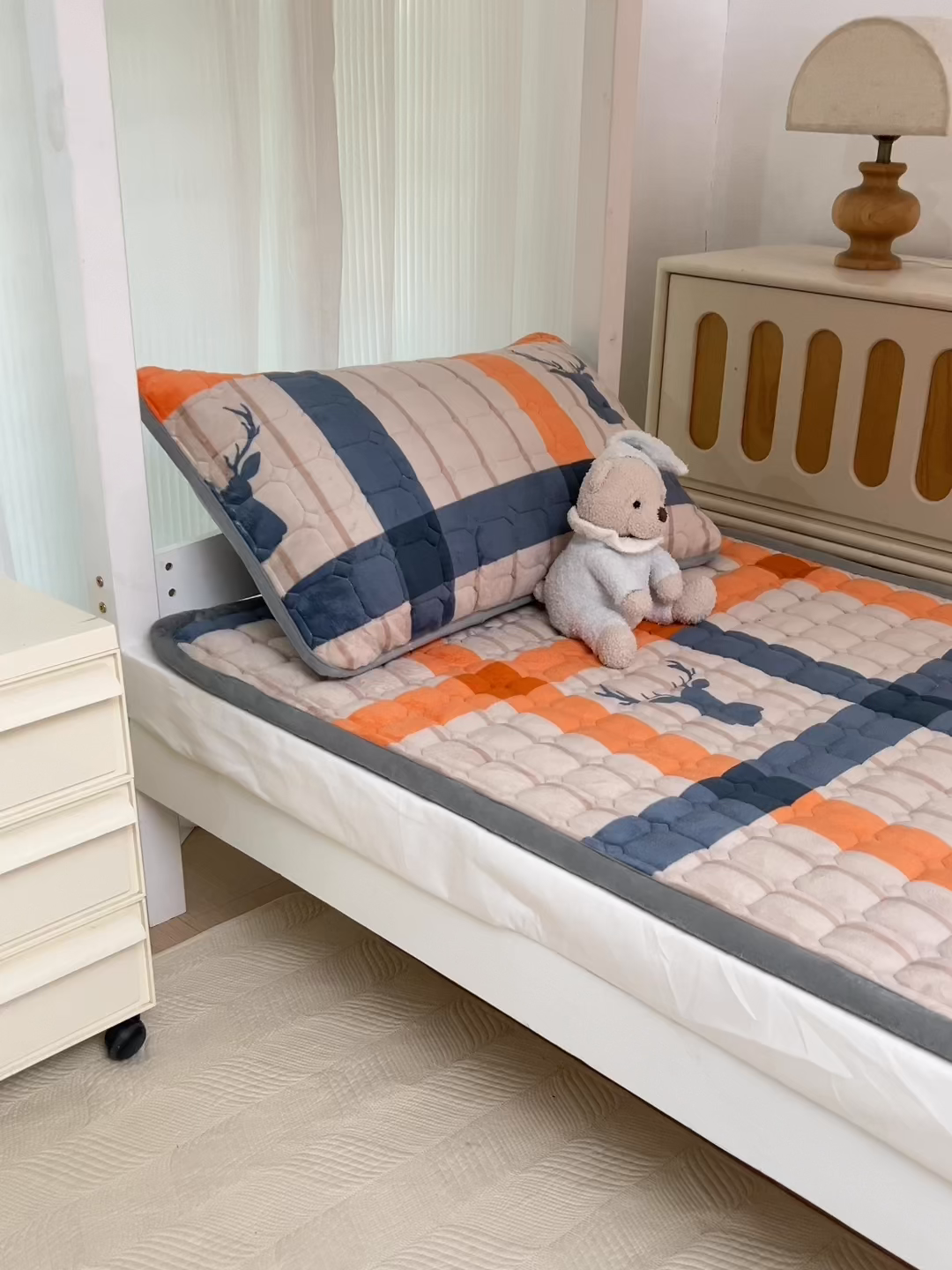 91家纺网 家纺一手货源 找家纺 宅部落 2025新款学生宿舍牛奶绒床垫保暖床褥子夹棉加厚印花床护垫 英伦时尚