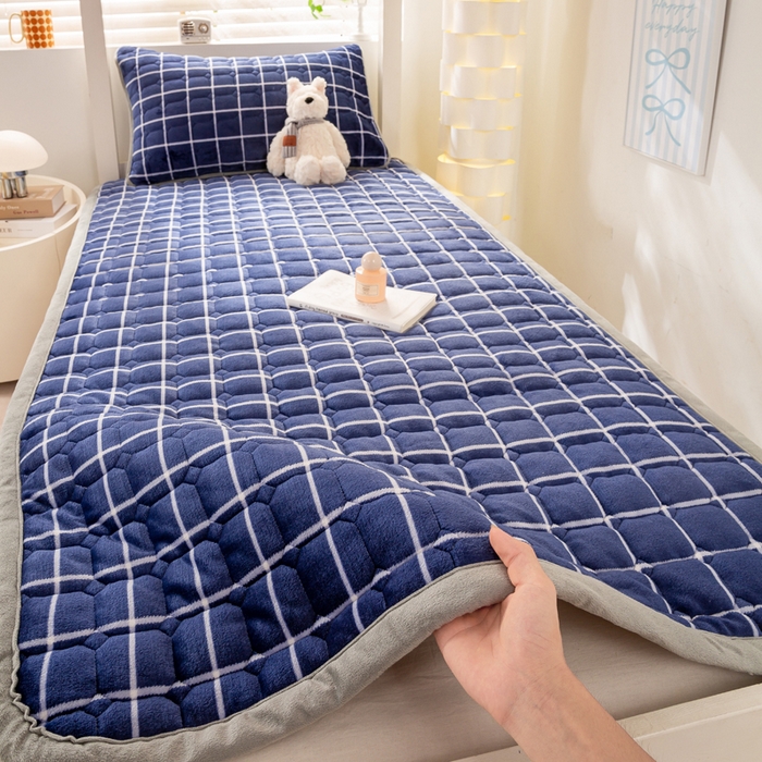 91家纺网 家纺一手货源 找家纺 宅部落 2025新款学生宿舍牛奶绒床垫保暖床褥子夹棉加厚印花床护垫 蓝调
