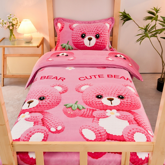 91家纺网 家纺一手货源 找家纺 居尚2025直播爆款高克重印花牛奶绒法莱绒学生三件套 草莓熊