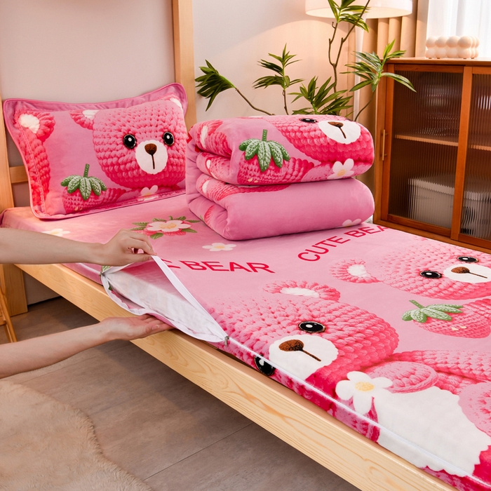 91家纺网 家纺一手货源 找家纺 居尚2025直播爆款高克重印花牛奶绒法莱绒学生三件套 草莓熊