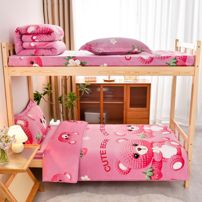 91家纺网 家纺一手货源 找家纺 居尚2025直播爆款高克重印花牛奶绒法莱绒学生三件套 草莓熊